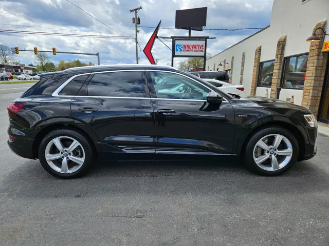 2019 Audi e-tron Premium Plus photo 3