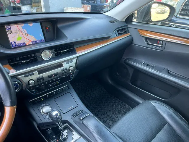 2013 Lexus ES 300h - Photo 6