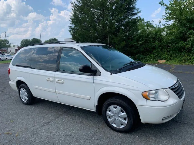 2006 Chrysler Town & Country LX photo 2
