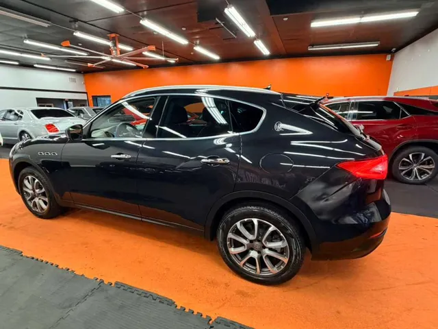 2017 Maserati Levante photo 2
