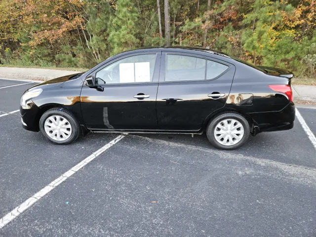 2015 Nissan Versa 1.6 SV Sedan photo 2