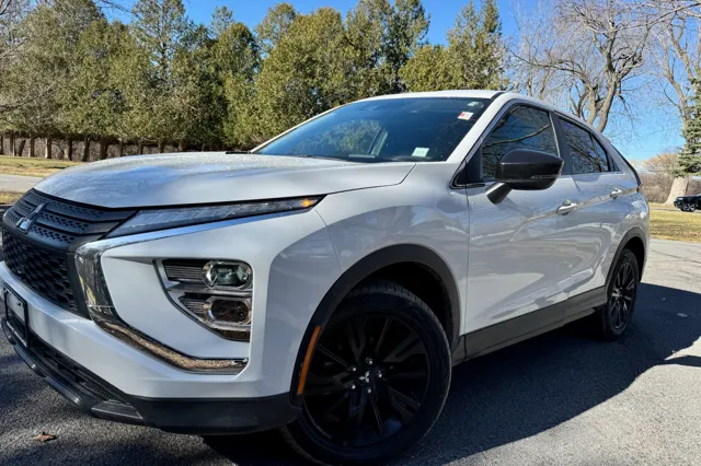 2023 Mitsubishi Eclipse Cross LE's photo
