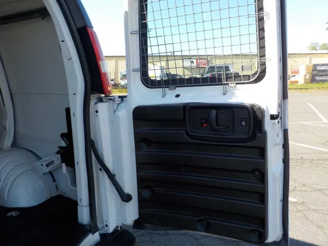 2022 GMC Savana Cargo Work Van - Photo 17