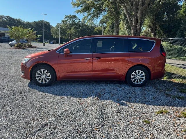 2018 Chrysler Pacifica Touring Plus's photo