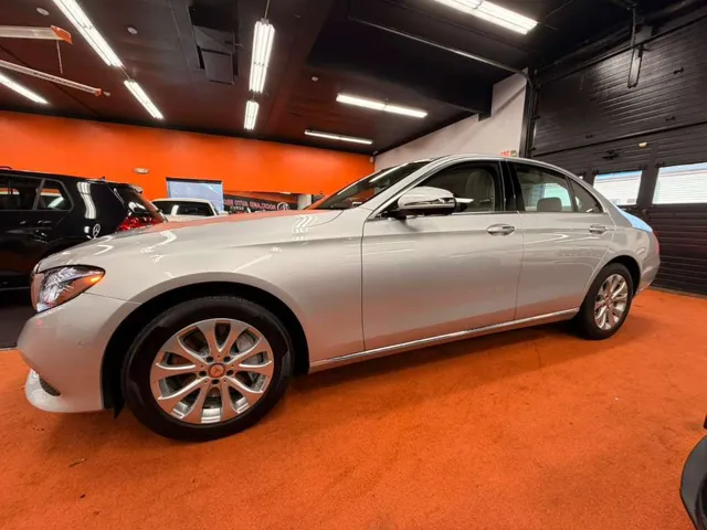 2017 Mercedes Benz E 300 photo 3
