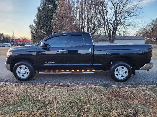 2016 Toyota Tundra SR5's photo