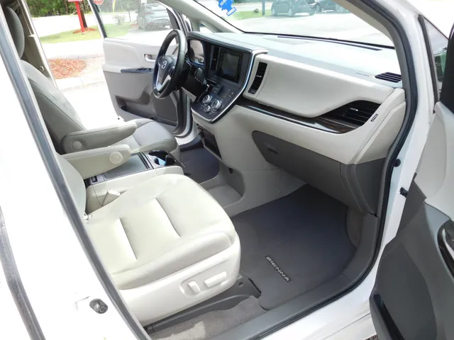 2015 Toyota Sienna XLE - Photo 12