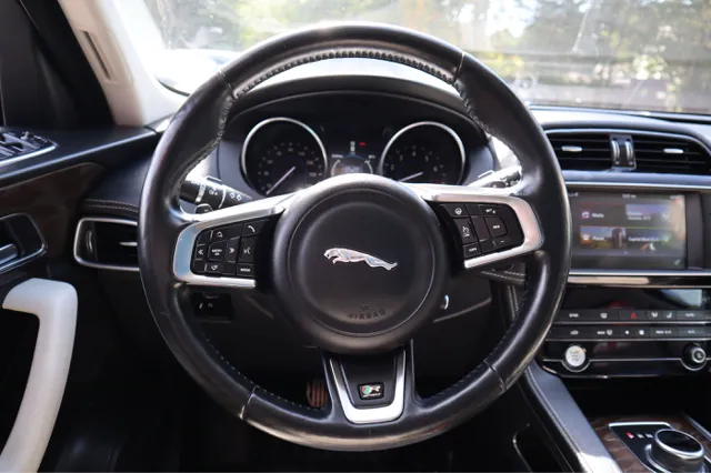 2017 Jaguar F-PACE R-Sport photo 12