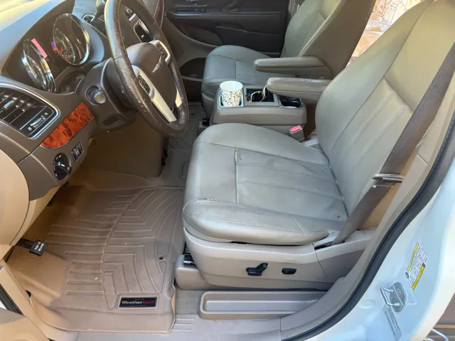 2016 Chrysler Town & Country Touring - Photo 11