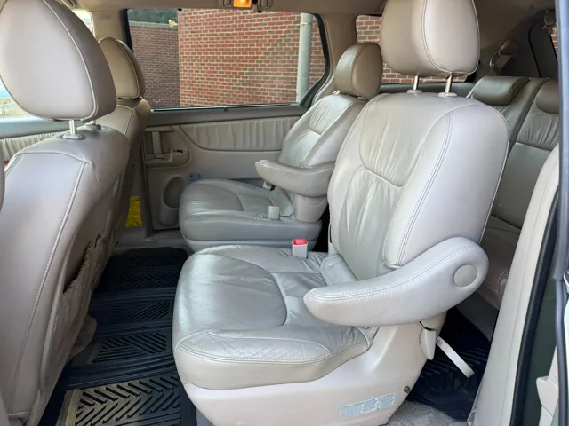 2010 Toyota Sienna XLE - Photo 8