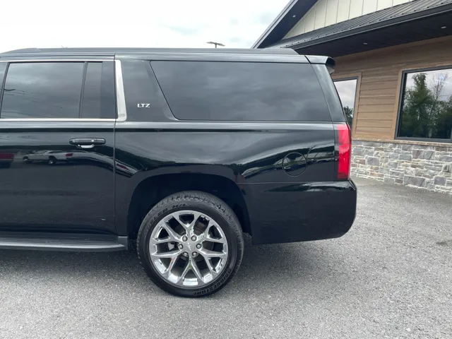 2019 Chevrolet Suburban LT photo 4