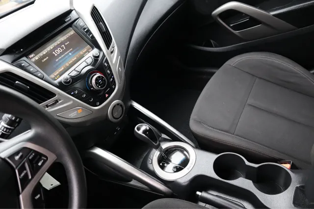 2016 Hyundai Veloster Base photo 12