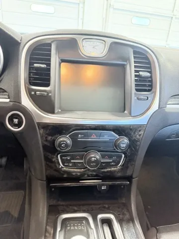 2016 Chrysler 300 C - Photo 13