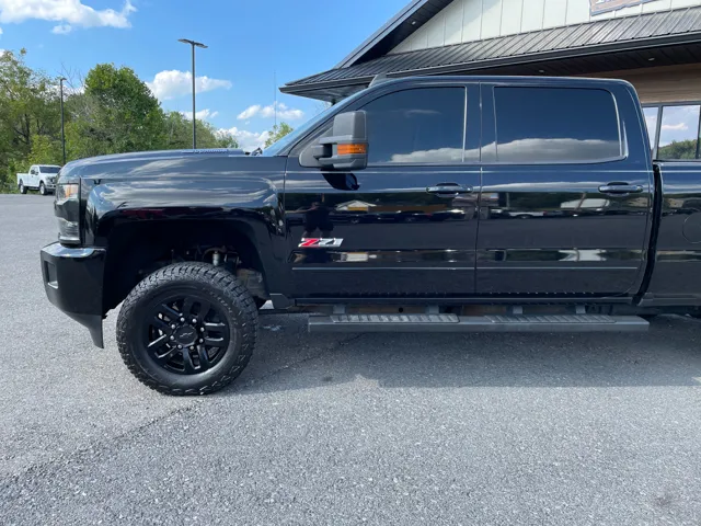 2016 Chevrolet Silverado LT photo 2