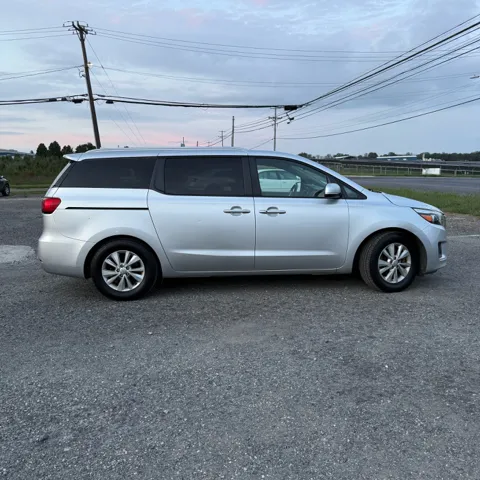 2017 Kia Sedona LX - Photo 9