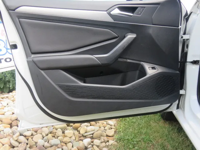 2020 Volkswagen Jetta SE R-Line photo 6