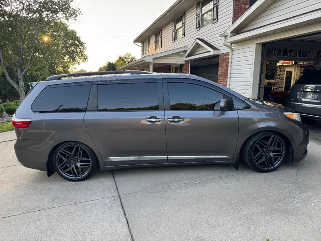2015 Toyota Sienna XLE - Photo 7