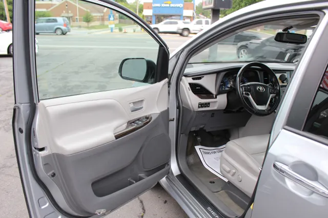 2015 Toyota Sienna XLE - Photo 9