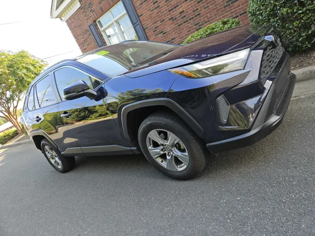 2022 Toyota RAV4 XLE photo 7
