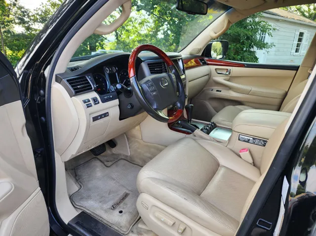 2010 Lexus LX 570 photo 7