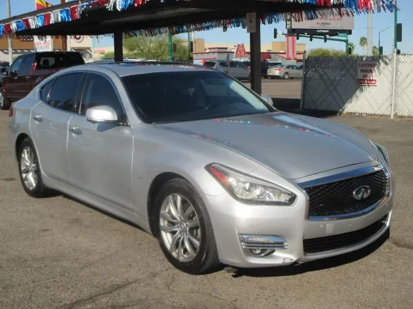 2017 INFINITI Q70 3.7
