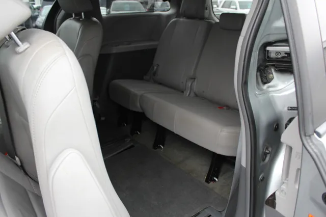 2015 Toyota Sienna XLE - Photo 12