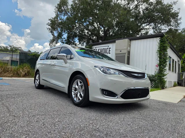 2017 Chrysler Pacifica Limited's photo