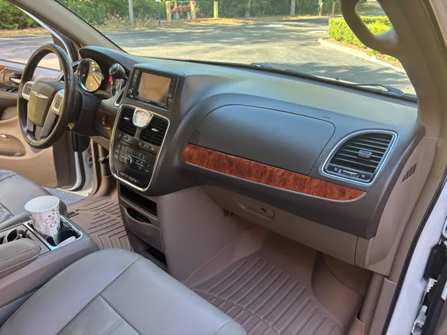 2016 Chrysler Town & Country Touring - Photo 18