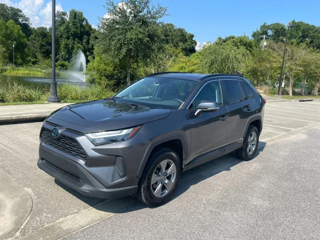 2022 Toyota RAV4 XLE's photo