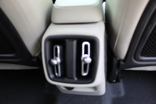 2022 Volvo XC40 T5 Momentum photo 27