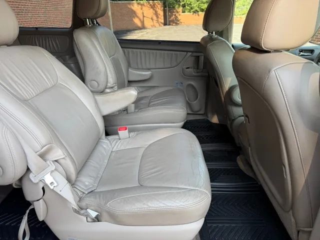 2010 Toyota Sienna XLE - Photo 13