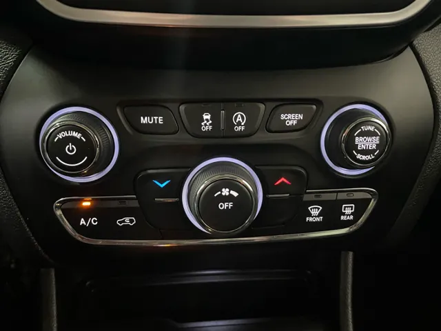 2019 Jeep Cherokee Latitude Plus - Photo 22