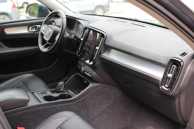 2021 Volvo XC40 Momentum photo 25