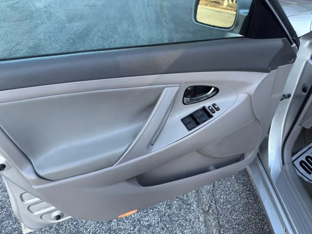 2009 Toyota Camry LE - Photo 9