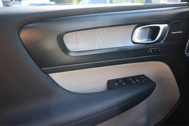 2023 Volvo XC40 Ultimate photo 14