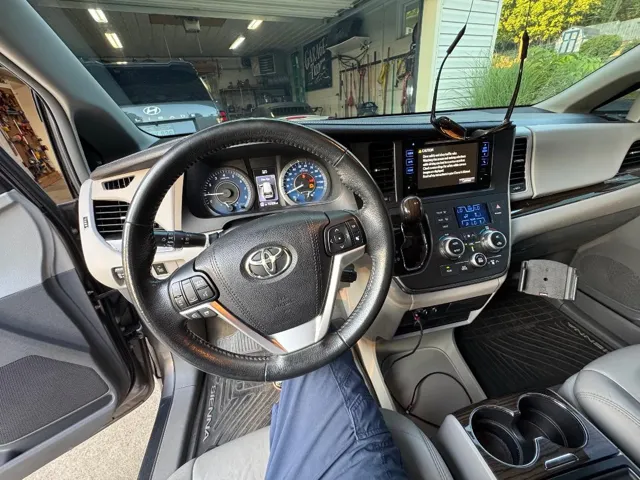 2015 Toyota Sienna XLE - Photo 11