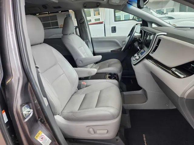 2015 Toyota Sienna XLE photo 17