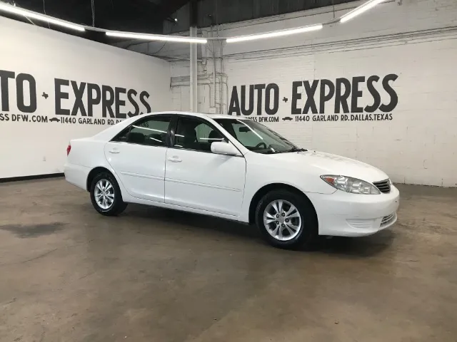 2005 Toyota Camry LE V6 5AT's photo