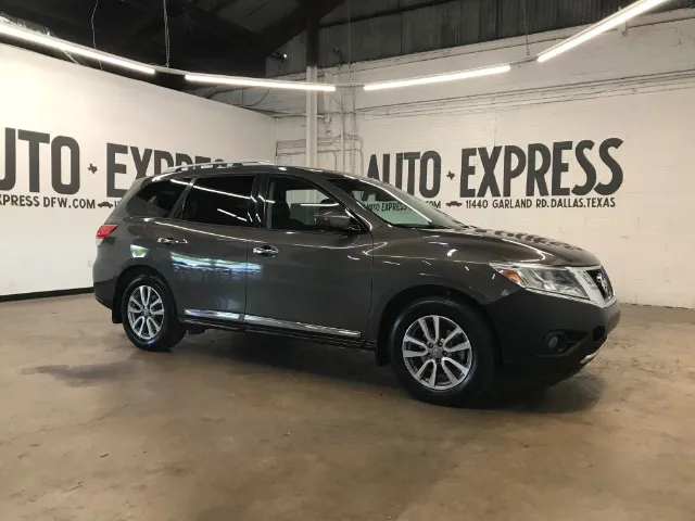 2016 Nissan Pathfinder SL FWD photo