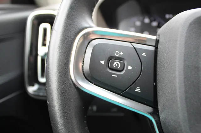 2021 Volvo XC40 Momentum photo 17