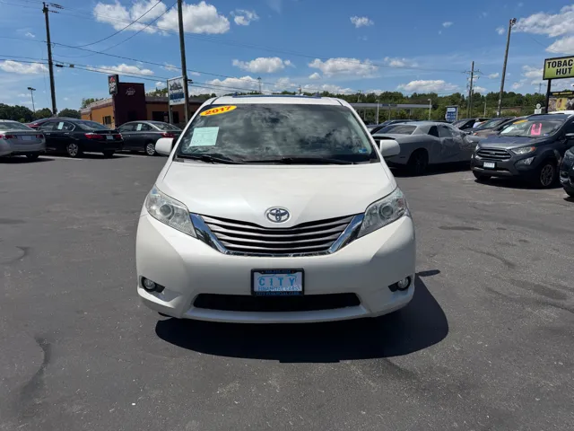 2017 Toyota Sienna XLE - Photo 10