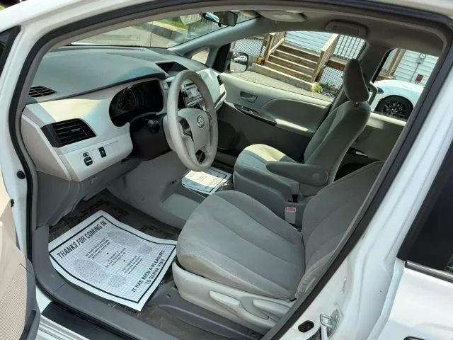 2014 Toyota Sienna L - Photo 19