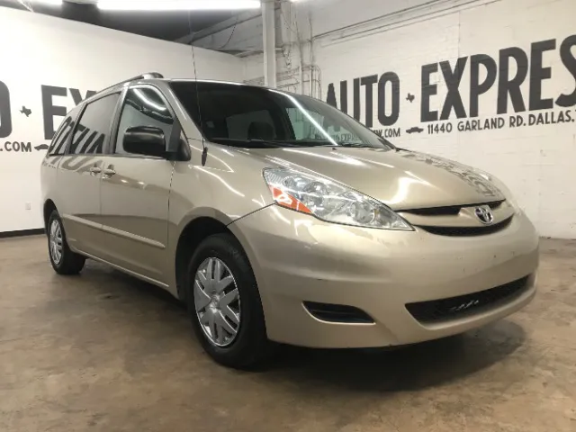 2008 Toyota Sienna LE's photo