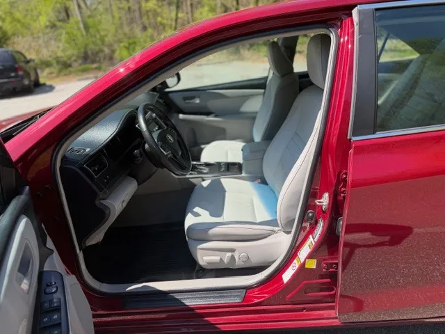 2016 Toyota Camry XLE Hybrid - Photo 20