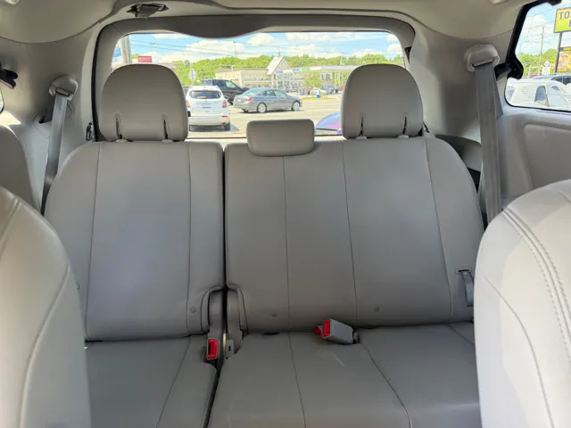 2017 Toyota Sienna XLE - Photo 19