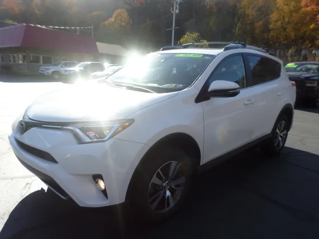2018 Toyota RAV4 XLE photo 2