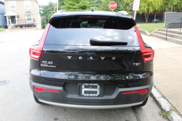 2022 Volvo XC40 T5 Momentum photo 5