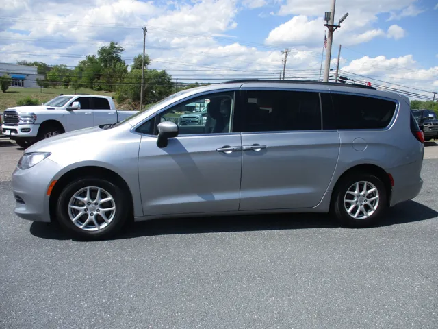 2020 Chrysler Voyager LXI's photo