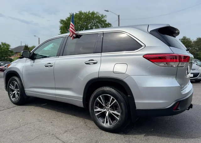 2017 Toyota Highlander LE - Photo 8