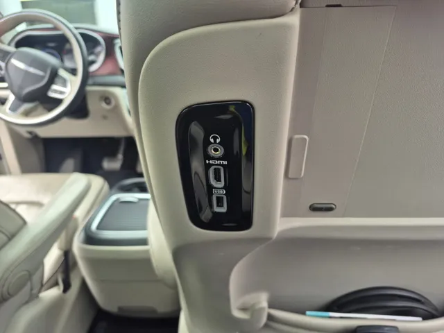 2017 Chrysler Pacifica Limited - Photo 23